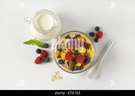 Frühstück Müsli mit Beeren Obst und Milch Stockfoto