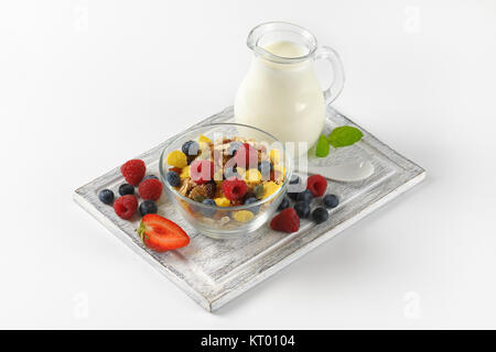 Frühstück Müsli mit Beeren Obst und Milch Stockfoto