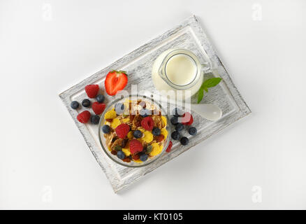 Frühstück Müsli mit Beeren Obst und Milch Stockfoto