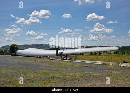 Single propellor Klinge aus einer Windkraftanlage in der Windfarm in Glen Innes im Norden von New South Wales, Australien, und wartet auf die Reparatur und den Transport Stockfoto