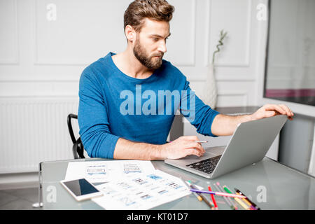 UX-Designer arbeiten an der mobilen Anwendung Erfahrungen skizzieren Zeichnungen im Büro Stockfoto