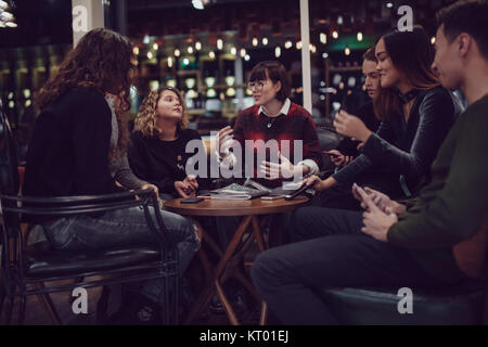 Verbringen Gruppe positiver Teenager Zeit im Cafe. Stockfoto