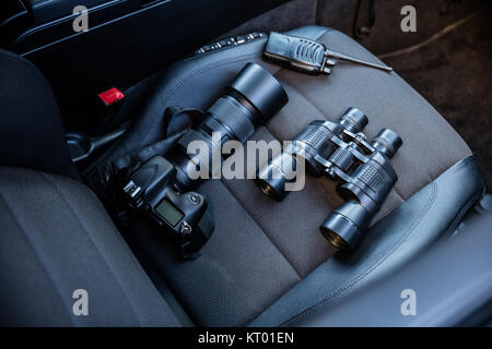 Elektronische Geräte auf dem Auto Sitz Stockfoto