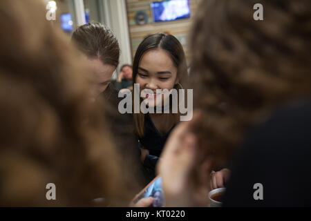 Verbringen Gruppe positiver Teenager Zeit im Cafe. Stockfoto