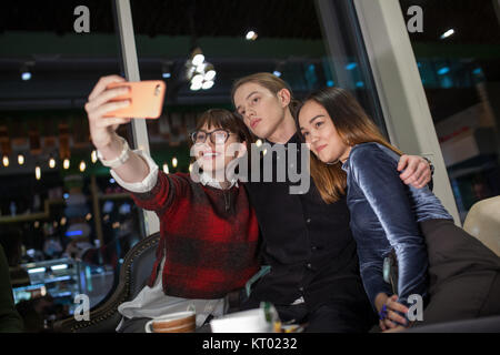 Machen Gruppe positiver Jugendliche selfies und die Zeit in einem Cafe. Stockfoto