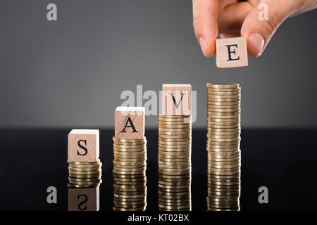 Inverkehrbringer Block Buchstaben auf Stapel von Münzen Stockfoto