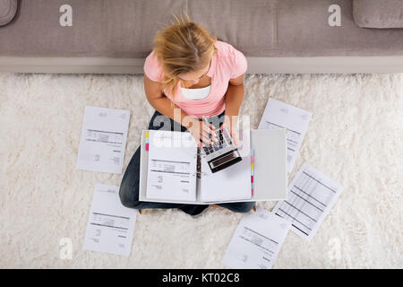 Frau Berechnung Rechnung Stockfoto