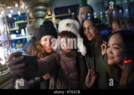 Eine Gruppe positiver Teenager machen selfie auf der Straße. Stockfoto