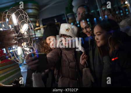 Eine Gruppe positiver Teenager machen selfie auf der Straße. Stockfoto