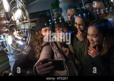 Eine Gruppe positiver Teenager machen selfie auf der Straße. Stockfoto