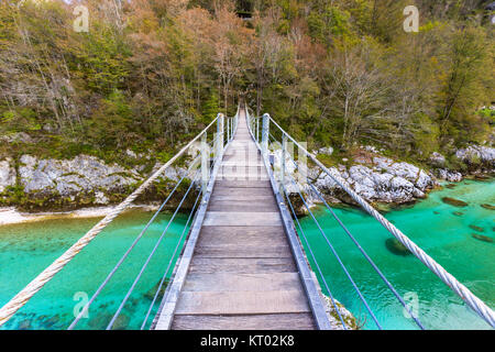 Alte hölzerne Brücke über Fluss Soca Stockfoto