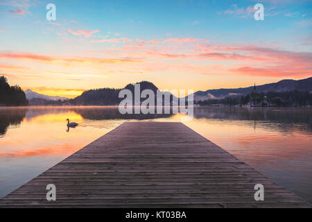 Erstaunlich Sonnenaufgang am Bleder See im Winter Stockfoto