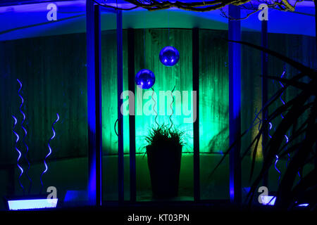 Flutlicht moderne Garten an der RHS Gärten Harlow Carr - Glow Winter Illuminationen, Harrogate, North Yorkshire, England, UK. Stockfoto