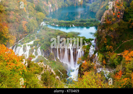 Herbst Farben und Wasserfälle von Plitvice Nationalpark Stockfoto