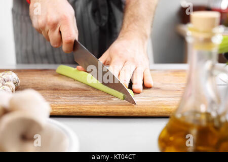 Schneiden von Gemüse. Schneiden Messer Gemüse. Kochen gehackte Gemüse auf einem Schneidebrett. Stockfoto