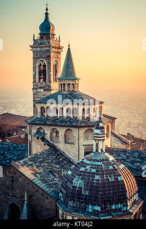 Bergamo Alta Altstadt bei Sonnenuntergang - S. Maria Maggiore Piazza Vecchia - Lombardei Italien Stockfoto