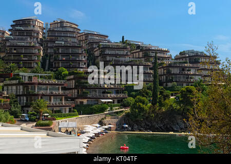 Montenegro, Budva, mit Blick auf den Komplex der VIP Apartments Dukley Gärten an der Adria Küste Stockfoto