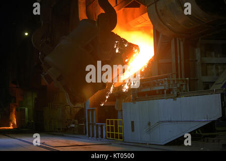 Hot Steel Pot im Stahlwerk Stockfoto