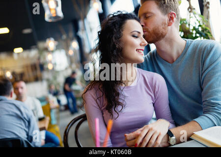 Junge glückliches Paar auf Datum im Coffee Shop Stockfoto