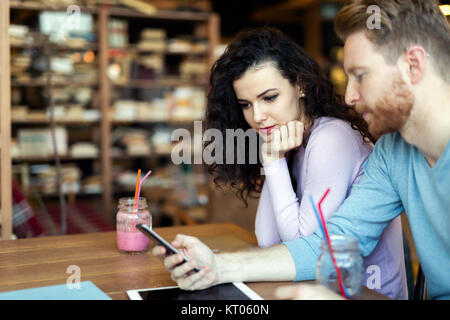 Junges Paar mit Datum im Coffee Shop Stockfoto