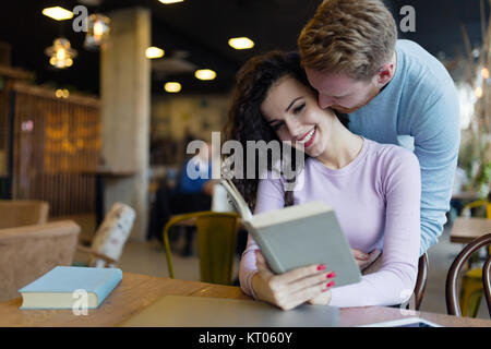 Glückliches junges Paar, das Spaß im Coffee Shop Stockfoto