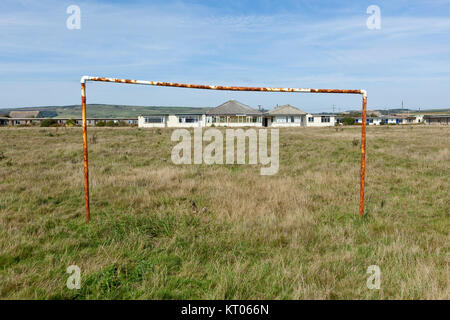 Rusty Ziel Beiträge, verlassenen Holiday Camp, Isle of Wight, Großbritannien Stockfoto