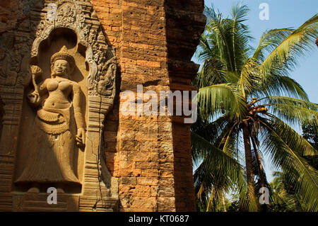 Apsara statue außen an einem Tempel innerhalb der Roluous Gruppe in Angkor, Siem Reap, Kambodscha Stockfoto