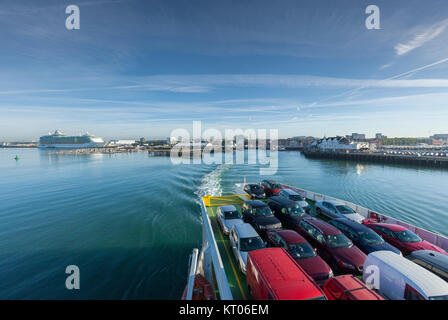 Red Funnel Fähren, Autos verlassen Red Funnel Terminal, Southampton, Hampshire, Isle of Wight, England, Großbritannien Stockfoto