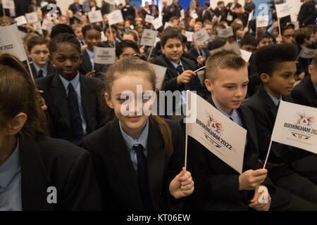 Schüler wehenden Fahnen wie Birmingham für 2022 Commonwealth Games während der Commonwealth Games Federation Medien Konferenz angekündigt wird in der Arena Akademie in Birmingham. Stockfoto