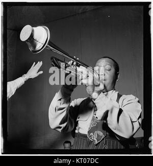 Dieses Porträt zeigt die Musiker Jonah Jones und Cab Calloway in einem Columbia Studio in New York, ca. März 1947. Beide waren prominente Persönlichkeiten der Jazzszene in den 1940er Jahren Stockfoto