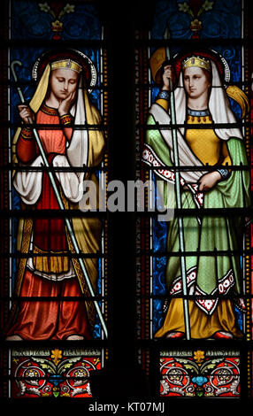 Die Basilika Ars-sur-Formans in Frankreich ist bekannt für ihre beeindruckenden Buntglasfenster, ein bemerkenswertes Beispiel religiöser Kunst. Das am 21. Oktober 2015 aufgenommene Foto zeigt die komplizierte Handwerkskunst und die lebendigen Farben, die dieses historische Gebäude prägen. Stockfoto