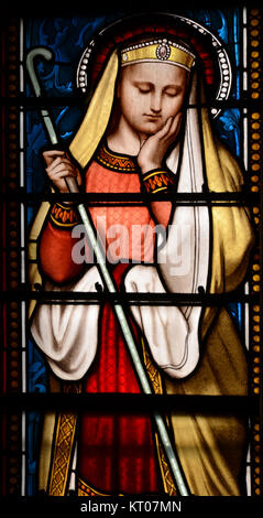 Das Buntglasfenster der Basilika Ars-sur-Formans mit Sainte reine wurde am 21. Oktober 2015 fotografiert. Das Fenster ist ein wichtiger Teil des religiösen und künstlerischen Erbes der Kirche. Stockfoto