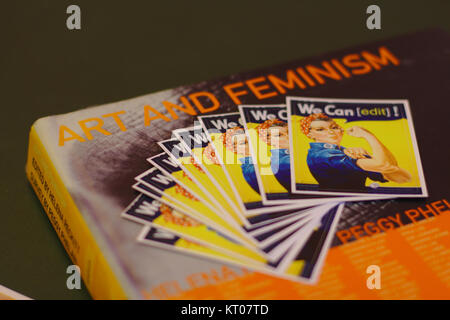 Die Editathon ArtAndFeminismus in Graz im März 2017 war eine gemeinsame Veranstaltung, die sich auf die Verbesserung der Berichterstattung von Frauen in den Künsten auf Wikipedia konzentrierte. Die Teilnehmer arbeiteten an der Erstellung und Bearbeitung von Artikeln über Künstlerinnen und ihre Beiträge. Stockfoto