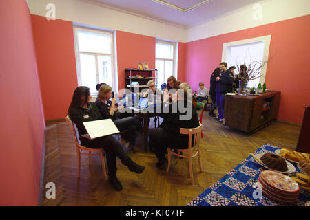 Der ArtAndFeminism Edit-a-thon, der im März 2017 in Graz stattfand, konzentrierte sich auf die Verbesserung der Darstellung von Frauen in kunstbezogenen Inhalten auf Wikipedia. Diese gemeinsame Veranstaltung brachte Einzelpersonen zusammen, um zur Verbesserung der Geschlechtervielfalt im Online-Kunstbereich beizutragen. Stockfoto