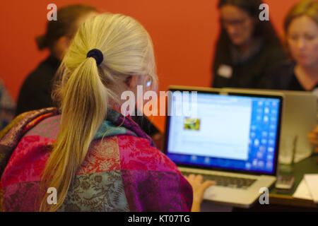 Das Editathon ArtAndFeminismus, das im März 2017 in Graz, Österreich, stattfand, war eine gemeinsame Veranstaltung, die sich auf die Verbesserung und Erweiterung der Berichterstattung von Frauen in den Künsten auf Wikipedia konzentrierte. Sie war Teil einer globalen Initiative zur Bekämpfung des Ungleichgewichts zwischen den Geschlechtern bei der Vertretung von Künstlern und Kulturfiguren. Stockfoto