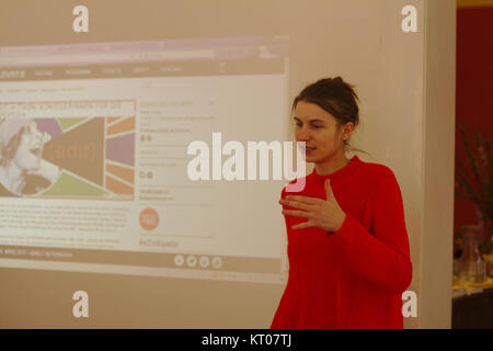 Die Editathon ArtAndFeminismus, die im März 2017 in Graz, Österreich, stattfand, konzentrierte sich auf die Verbesserung von Inhalten zu Künstlerinnen und feministischen Themen. Sie war Teil einer globalen Initiative zur Förderung der Gleichstellung von Frauen und Männern in der Kunst und zur Steigerung der Vertretung von Frauen in der Kulturgeschichte. Stockfoto