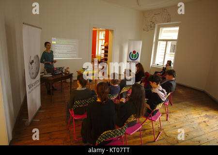 Der ArtAndFeminism Edit-a-thon in Graz, Österreich, im März 2017, zielte darauf ab, die geschlechtsspezifische Lücke in kunstbezogenen Inhalten zu schließen. Die Teilnehmer konzentrierten sich auf Wikipedia-Seiten, die sich mit Frauen in Kunst und Feminismus beschäftigten. Stockfoto