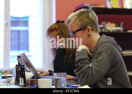Der ArtAndFeminism Edit-a-thon in Graz, Österreich, im März 2017, war eine gemeinsame Veranstaltung zur Verbesserung der Darstellung von Frauen in der Kunstgeschichte auf Wikipedia. Es brachte Künstler, Forscher und Aktivisten zusammen, um einen Beitrag zum Projekt zu leisten. Stockfoto