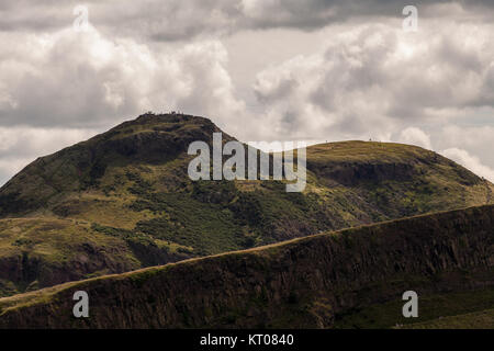 Arthur’s Seat ist ein ruhender Vulkan und ein prominenter Hügel in Edinburgh, Schottland. Es ist Teil des Holyrood Park und bietet einen Panoramablick auf die Stadt und die Umgebung. Stockfoto