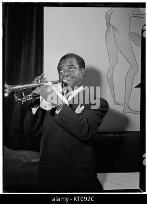 (Porträt von Louis Armstrong, zwischen 1938 und 1948) (5189336741) Stockfoto