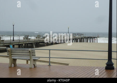 Ein Foto der Promenade des Asbury Park an einem windigen Frühlingstag im Jahr 2015. Das Bild fängt die Atmosphäre im Freien, die Meeresbrise und das beliebte Erholungsgebiet entlang der Küste von New Jersey ein. Stockfoto