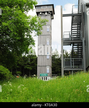 Foto des Aschbergturms, auch bekannt als Otto Hermann Böhm Turm, befindet sich auf dem Aschberg bei Klingenthal. Dieser 31,91 Meter hohe Aussichtsturm wurde 1998/1999 erbaut und bietet einen Panoramablick auf Regionen wie Sachsen, Böhmen, Bayern und Thüringen. Stockfoto