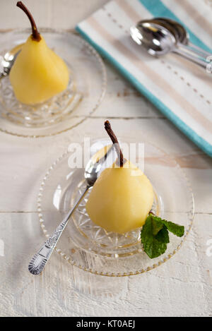 Weißwein und Gewürzen pochierte Birnen. Stockfoto