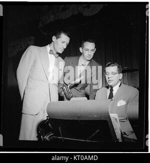 Das Porträt vom Januar 1947 zeigt Ray McKinley, Eddie Sauter und Robert Dean Kincaide im Century Room des Hotel Commodore in New York. Das Foto zeigt drei einflussreiche Persönlichkeiten in Musik und Unterhaltung der Mitte des 20. Jahrhunderts. Stockfoto