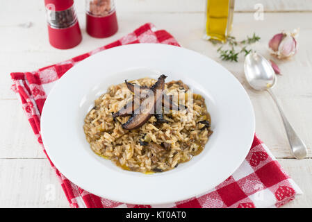 Wild Mushroom Risotto mit gebratenem Portobello Pilze Schichten. Stockfoto