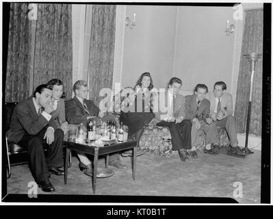 (Porträt von Sadi Coylin, Delia Potofsky Gottlieb, Adele Girard, Joe Marsala, und Nesuhi Ertegun, Türkische Botschaft, Washington, D.C., und zwischen 1938 und 1948) (4976462165) Stockfoto