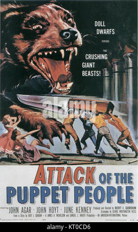 Das Poster für „Attack of the Puppet People“, einen Science-Fiction-Horrorfilm aus den 1950er Jahren, zeigt die Schlüsselthemen des Films von Miniaturmenschen und einem bösartigen Puppenspieler. Der Film ist ein Kultklassiker aus der Zeit des B-Movies. Stockfoto