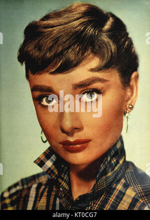 Audrey Hepburn, 1954, war eine der berühmtesten Schauspielerinnen ihrer Zeit, bekannt für ihre zeitlose Schönheit, Anmut und Auftritte. Ihr Einfluss auf Film und Mode wird bis heute gefeiert. Stockfoto