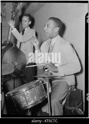 Dieses Porträt zeigt die Musiker Tommy Myles und Tommy Potter in Washington, D.C., um März 1942. Beide waren prominente Persönlichkeiten in der Jazzszene, bekannt für ihre Beiträge zu diesem Genre während des frühen 20. Jahrhunderts. Das Bild fängt einen Moment der Jazzgeschichte ein und hebt ihre Rolle als einflussreiche Künstler hervor. Stockfoto