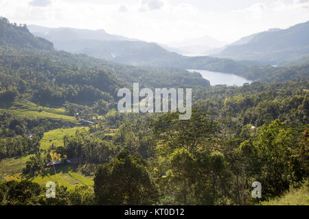 Landschaftsansicht bewaldete Tal und die Seen, Ramboda, in der Nähe von Nuwara Eliya, Central Province, Sri Lanka, Asien Stockfoto